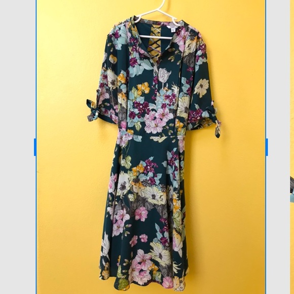 Guess Dresses & Skirts - Guess Cage Back Floral Dress Tie Sleeve Sz XS ❤️